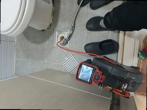 기장군 정관읍 하수구막힘 배관 내부 이물질 제거 후 배수 상태를 확인하는 모습