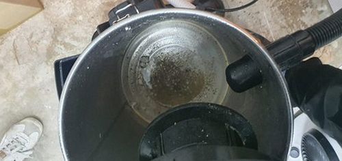 기장군 하수구막힘 배관 점검 장비를 살펴보는 작업 장면