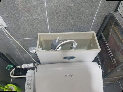 기장군 하수구막힘 배관 내부 상태를 점검하고 재발 원인을 확인하는 작업 모습